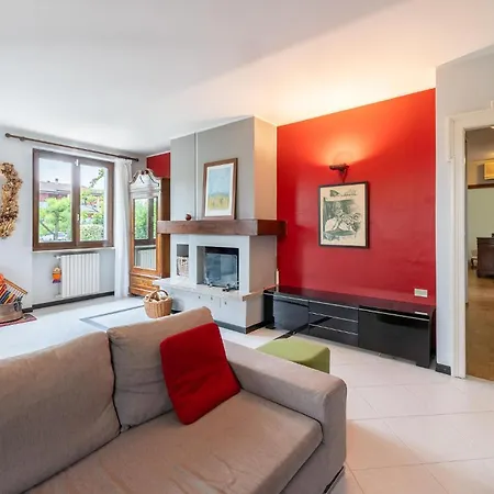 3 Bedroom Amazing In Holiday home Desenzano del Garda