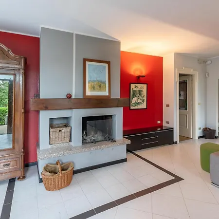 3 Bedroom Amazing In Holiday home Desenzano del Garda