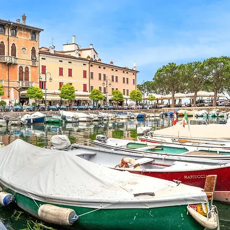 3 Bedroom Amazing In Holiday home Desenzano del Garda