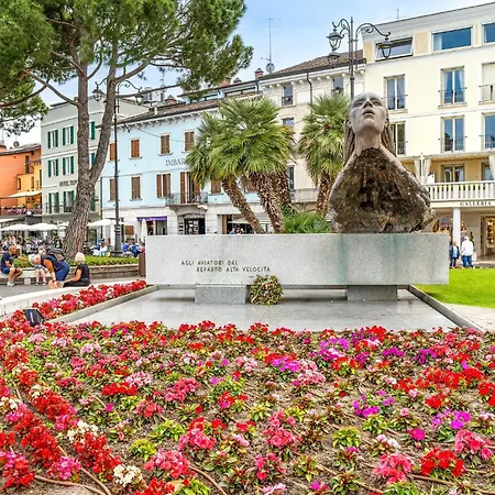 3 Bedroom Amazing In Ferienhaus Desenzano del Garda